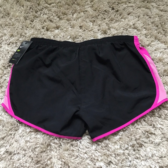 Nike Women’s Shorts - NEW - Picture 2 of 5